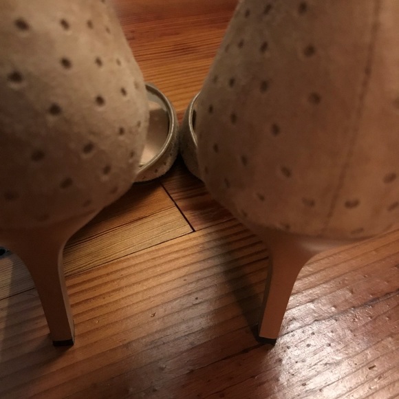 BCBG Girls Beige Suede Open Toe Kitten Pumps NEW - Picture 6 of 6